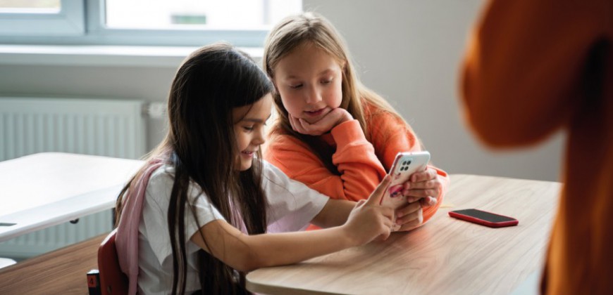 Projeto que proíbe celulares nas escolas em SP é aprovado e segue para sanção do governador