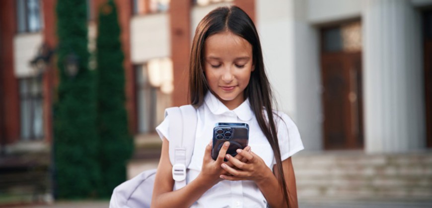 CCJ da Câmara flexibiliza texto e aprova projeto para restringir uso de celulares nas escolas